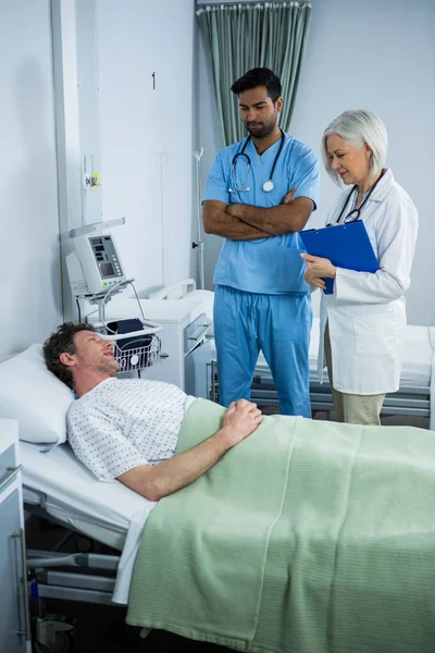 Läkare som interagerar med patienten — Stockfoto