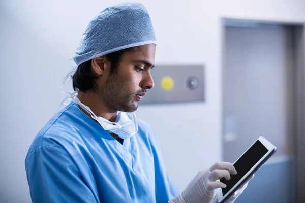 Cirurgião usando tablet digital na sala de operação — Fotografia de Stock