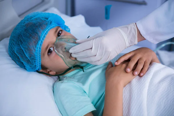 Врач надевает кислородную маску на пациента — стоковое фото
