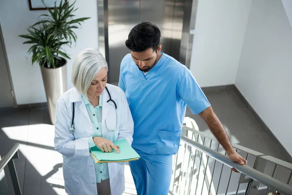 Médicos discutiendo sobre informe — Foto de Stock