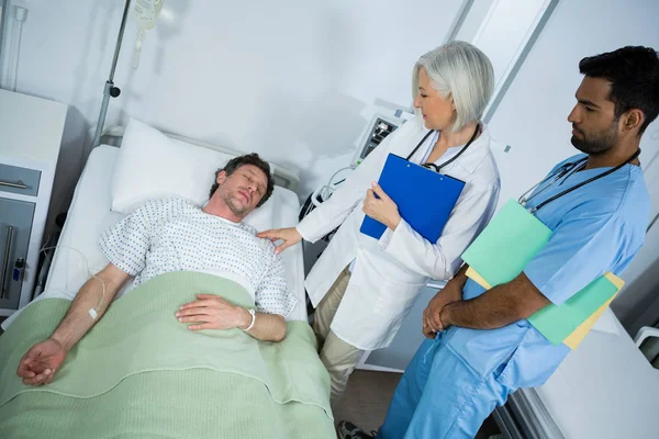 Dokter interactie met patiënt — Stockfoto