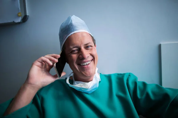 Surgeon talking on mobile phone — Stock Photo, Image