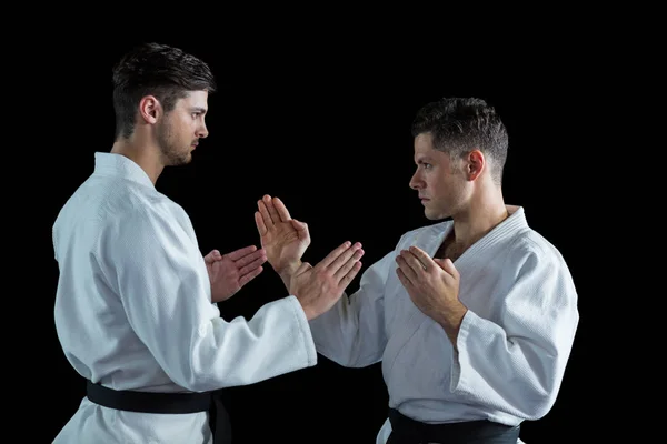 Dos luchadores de karate practicando karate —  Fotos de Stock