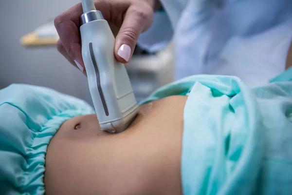 Médecin femme faisant une échographie pour le patient — Photo