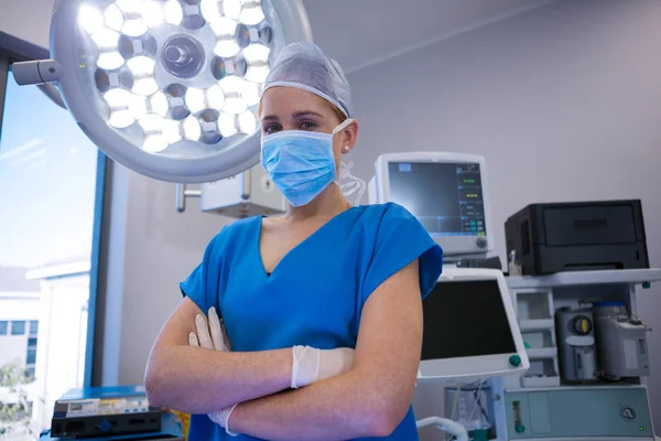Chirurg stałego z rękami skrzyżowanymi — Zdjęcie stockowe