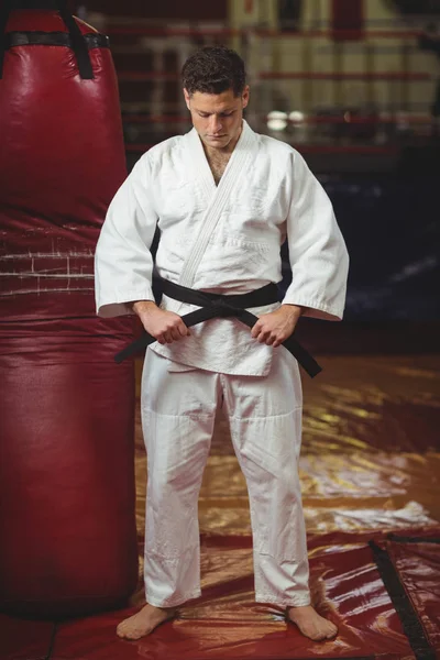 Karate játékos árukapcsolás övét — Stock Fotó