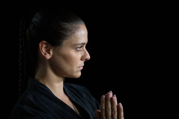 Female karate player in prayer pose — Stock Photo, Image