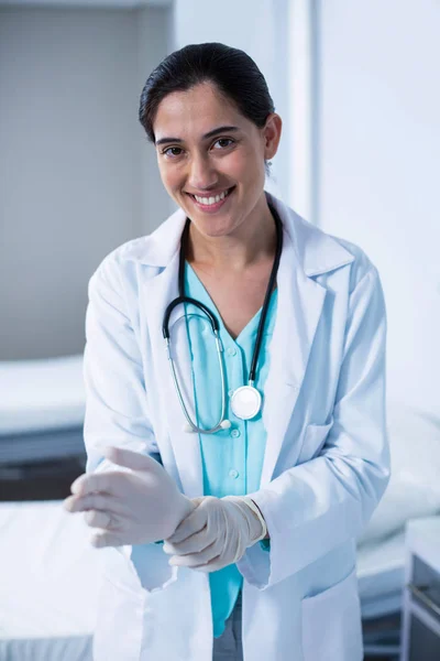 Medico indossare guanti in ospedale — Foto Stock