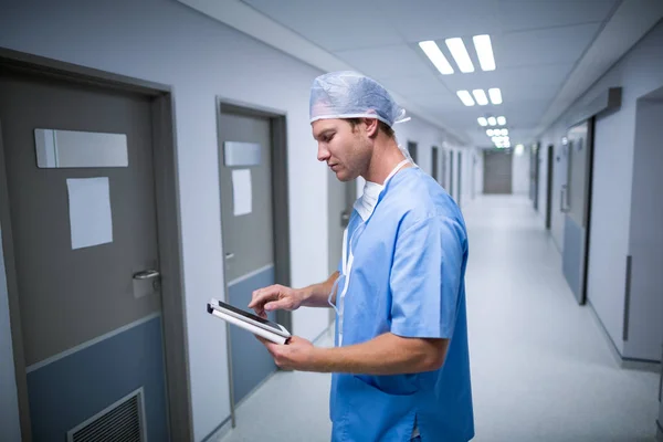 Enfermeira usando tablet no corredor — Fotografia de Stock