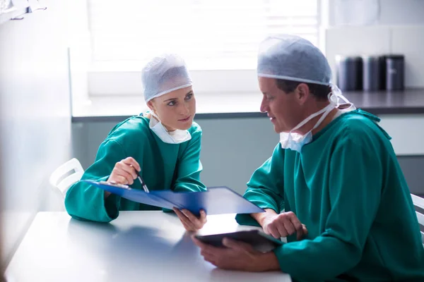 Chirurgen diskutieren über Akten — Stockfoto