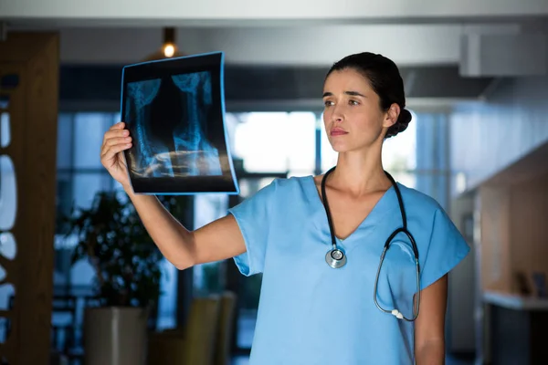 Ženský lékař přezkoumání zprávy o rentgenové — Stock fotografie