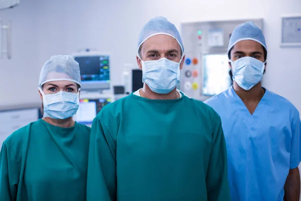 Chirurgen staan in operatie kamer — Stockfoto