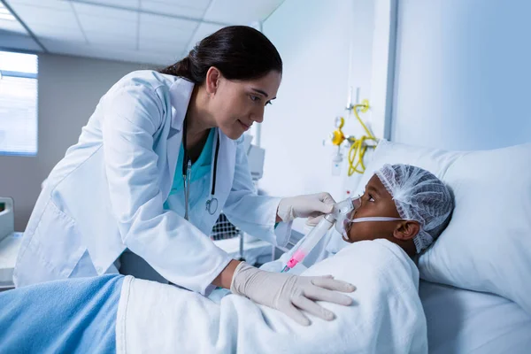 Médico colocando uma máscara de oxigênio no paciente — Fotografia de Stock