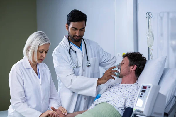 Médecins examinant un patient — Photo