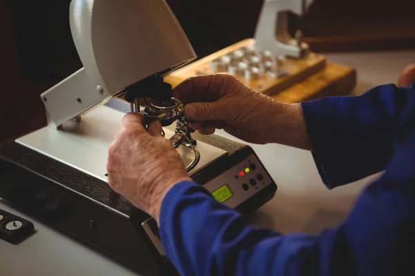 Zeiger eines Uhrmachers, der eine Uhr repariert — Stockfoto
