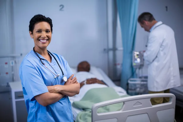 Porträtt av kvinnlig sjuksköterska står i ward — Stockfoto