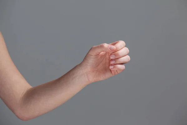 Рука жінки з доглянутими цвяхами — стокове фото