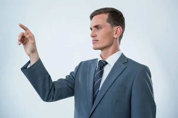 Zakenman een onzichtbaar scherm aan te raken — Stockfoto