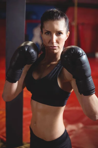 Confident female boxer performing boxing stance — Stock Photo, Image