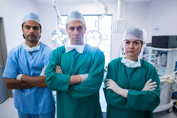 Cirujanos de pie con los brazos cruzados — Foto de Stock