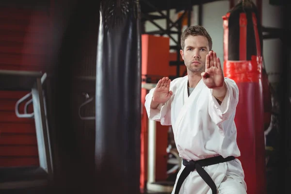 Jugador de karate realizando postura de karate — Foto de Stock