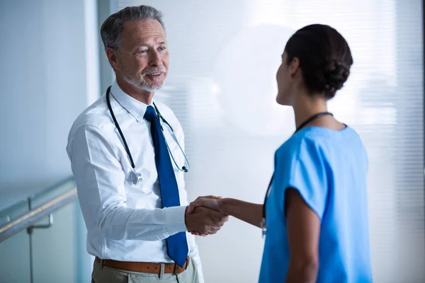 Dottore che stringe la mano al collega — Foto Stock