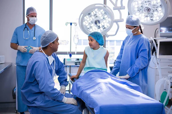 Médico interagindo com paciente — Fotografia de Stock