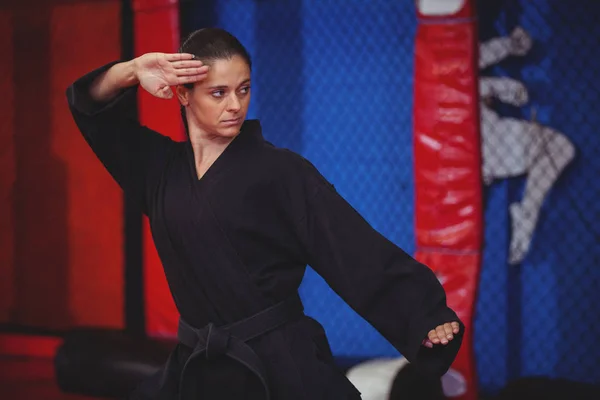 Pemain karate wanita melakukan sikap karate — Stok Foto