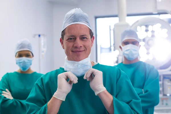 Team van chirurgen chirurgisch masker te dragen — Stockfoto