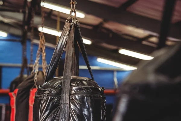 Sac de boxe suspendu au plafond — Photo