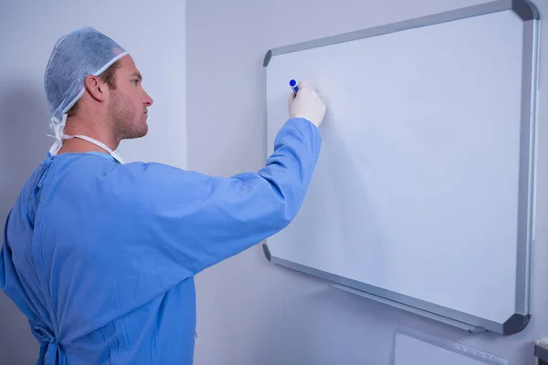 Homme chirurgien écriture sur tableau blanc — Photo