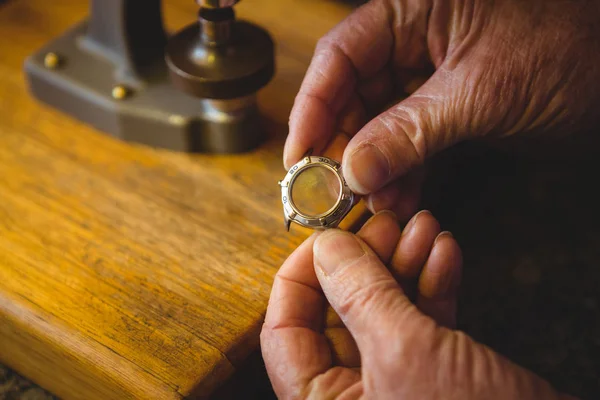 Horologista mão segurando quadro relógio — Fotografia de Stock