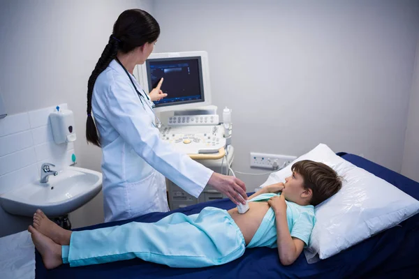 Médica a explicar o relatório de ultrassonografia ao doente — Fotografia de Stock