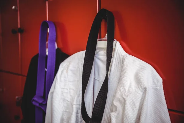 Dois uniformes de karaté pendurados no armário — Fotografia de Stock