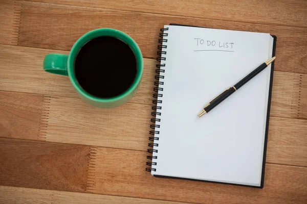 Tasse à café avec journal et stylo — Photo