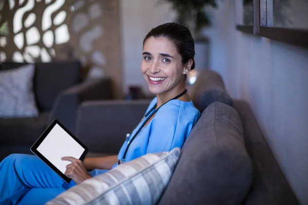 Sjuksköterska med digital tablet — Stockfoto