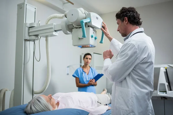Médicos realizando una prueba de rayos X en el tórax del paciente —  Fotos de Stock