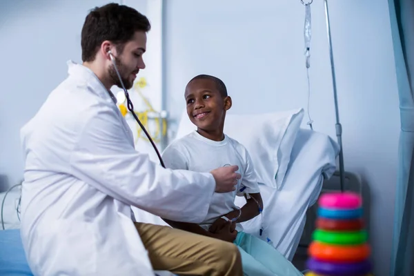 Arzt untersucht Kind mit Stethoskop — Stockfoto