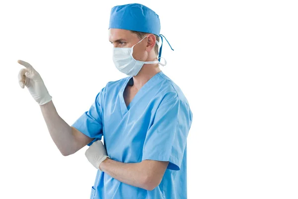 Чоловіча медсестра торкається невидимого екрану — стокове фото