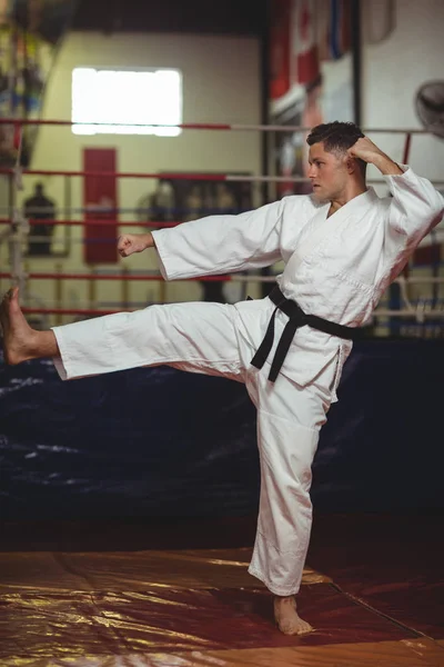 Karate speler beoefenen karate houding — Stockfoto
