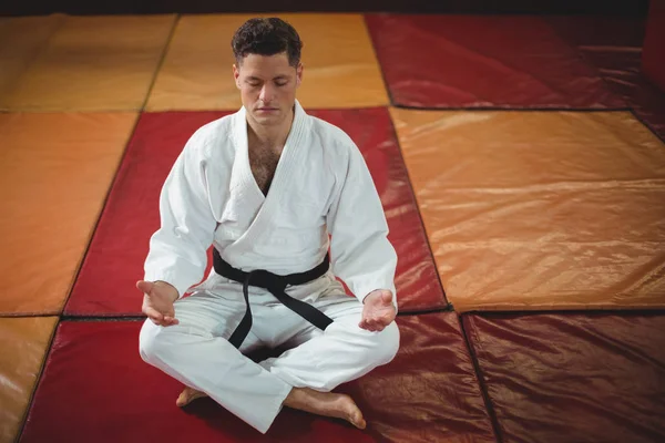 Giocatore di karate che fa yoga — Foto Stock