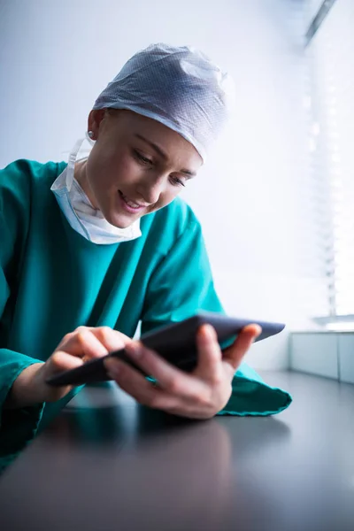 Vrouwelijke chirurg met behulp van digitale tablet — Stockfoto
