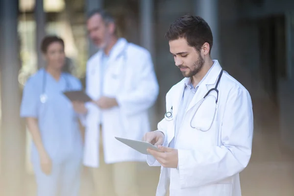 Médico usando comprimido digital — Fotografia de Stock