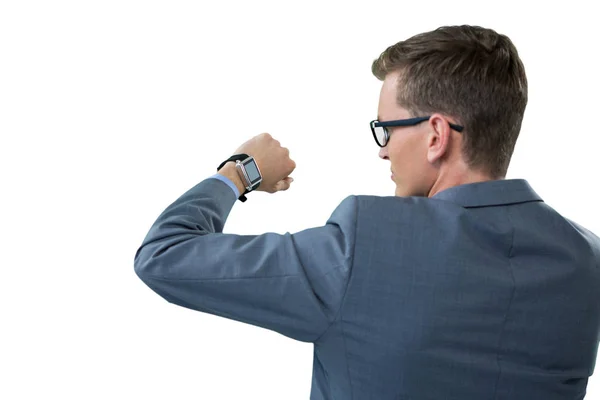 Zakenman controleren zijn slimme horloge — Stockfoto