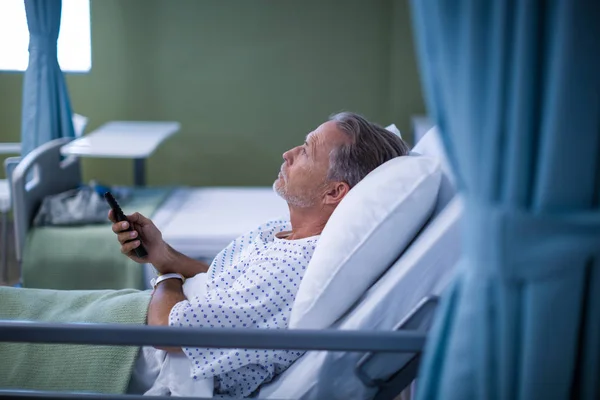 Patient schaut Fernsehen auf dem Bett — Stockfoto