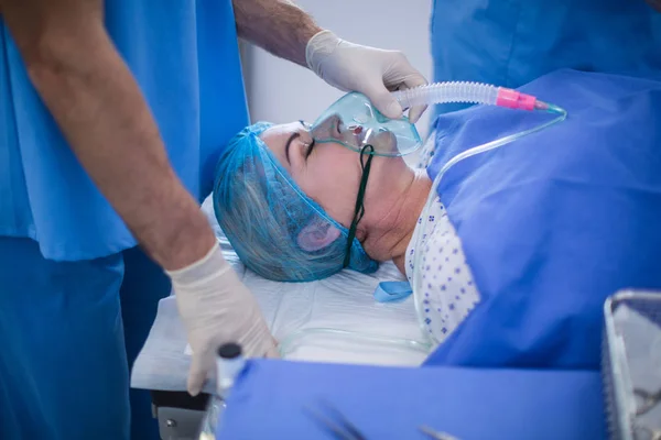 Chirurg setzt einem Patienten Sauerstoffmaske auf — Stockfoto