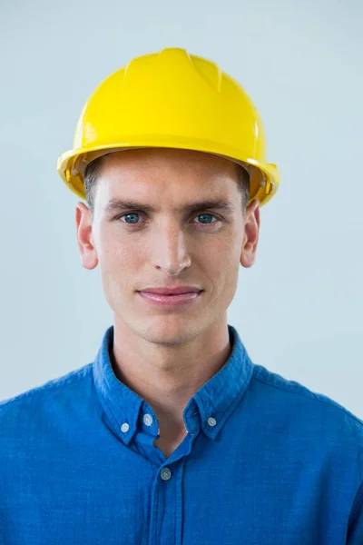 Ingeniero confiado contra blanco — Foto de Stock