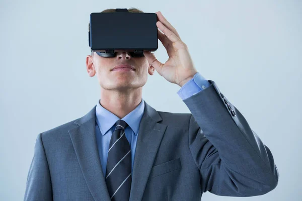 Geschäftsmann mit Virtual-Reality-Headset — Stockfoto