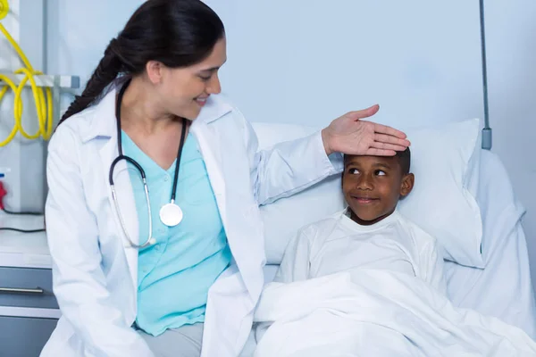 Ärztin überprüft Fieber der Patientin — Stockfoto