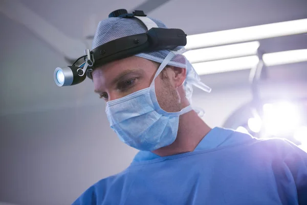 Surgeon performing operation in operation room — Stock Photo, Image